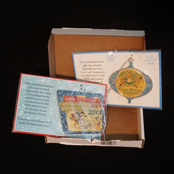 2 Cast Member Ornaments Alice in Wonderland 85th Anniversary Mickey & Minnie - Picture 1 of 12